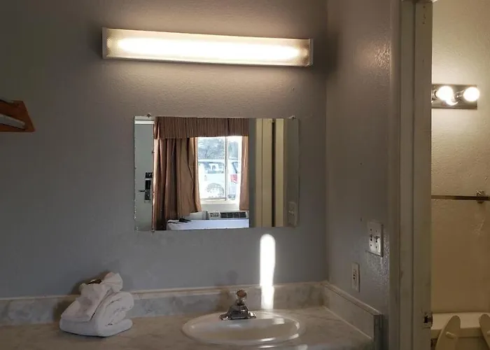 Motel Minsk - Extended Stay, I-10 Airport 2*
